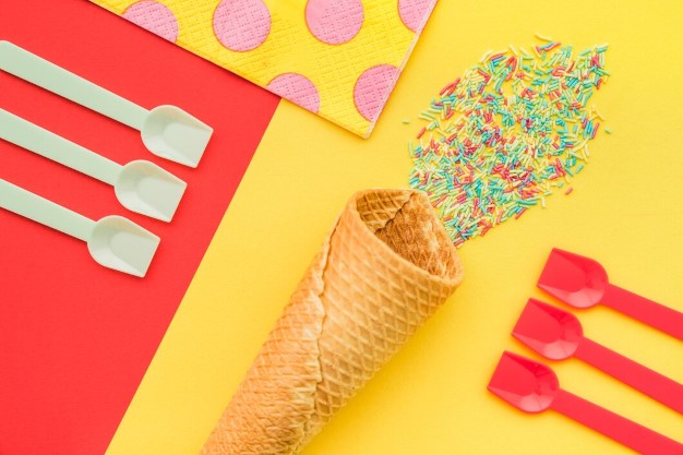 Bunte Eislöffel mit Waffel, Streusel und Serviette