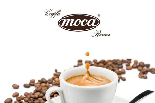 Kaffeetasse mit Kaffebohnen und Caffe Moca Roma Logo